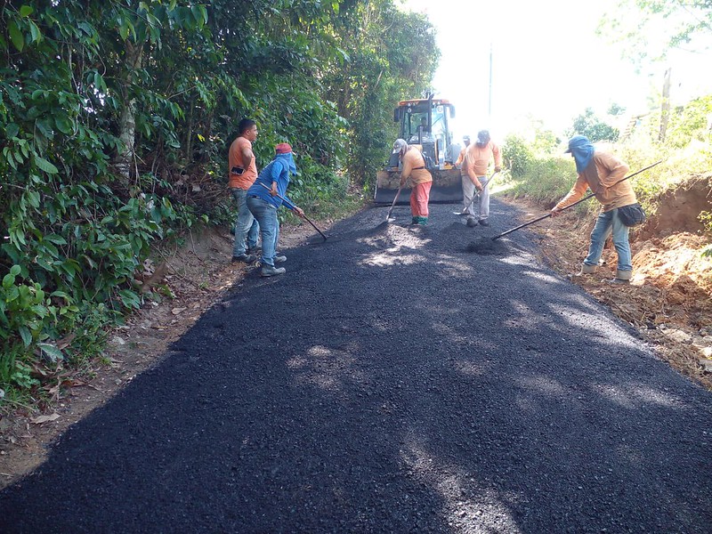 Prefeitura recupera via de acesso a comércio no bairro Puraquequara