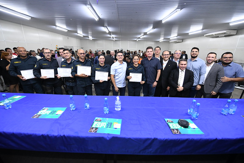 Prefeito David Almeida entrega certificados a guardas municipais que participaram de curso para o uso de armas letais