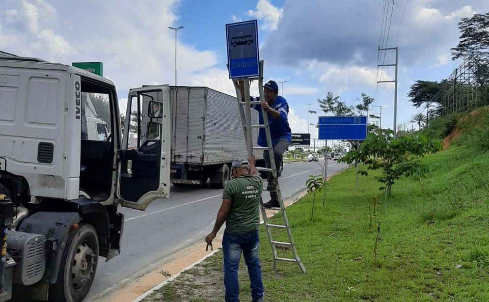 Prefeitura instala 110 placas de sinalização de paradas em Manaus