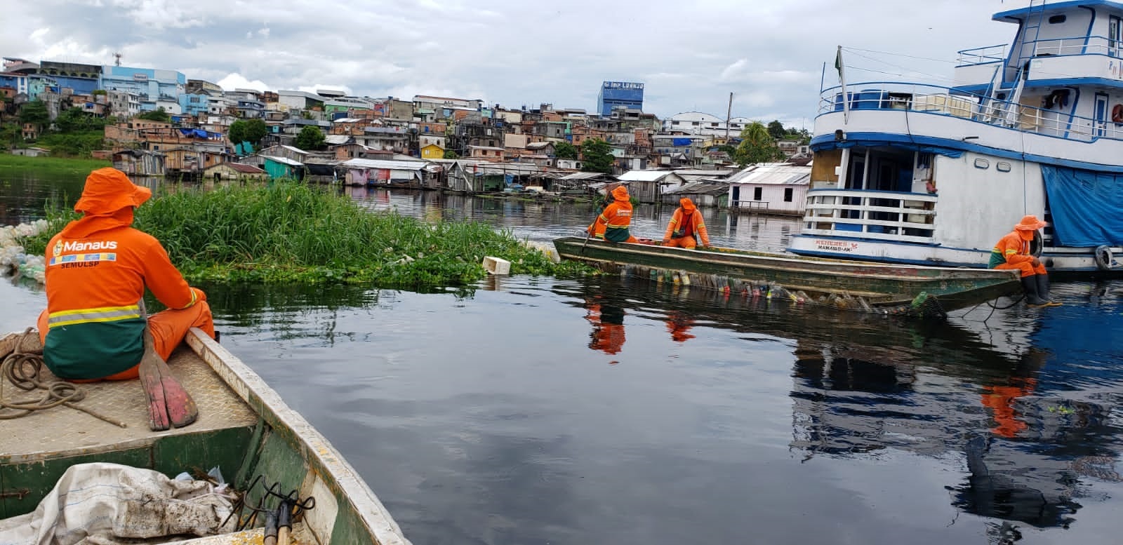 Prefeitura realiza mais uma ação de limpeza no igarapé do Educandos