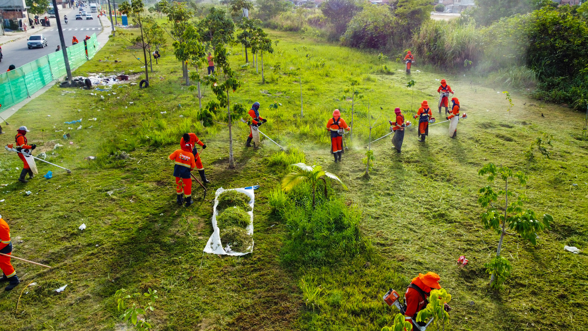 Prefeitura de Manaus realiza grande ação de limpeza na alameda Alphaville