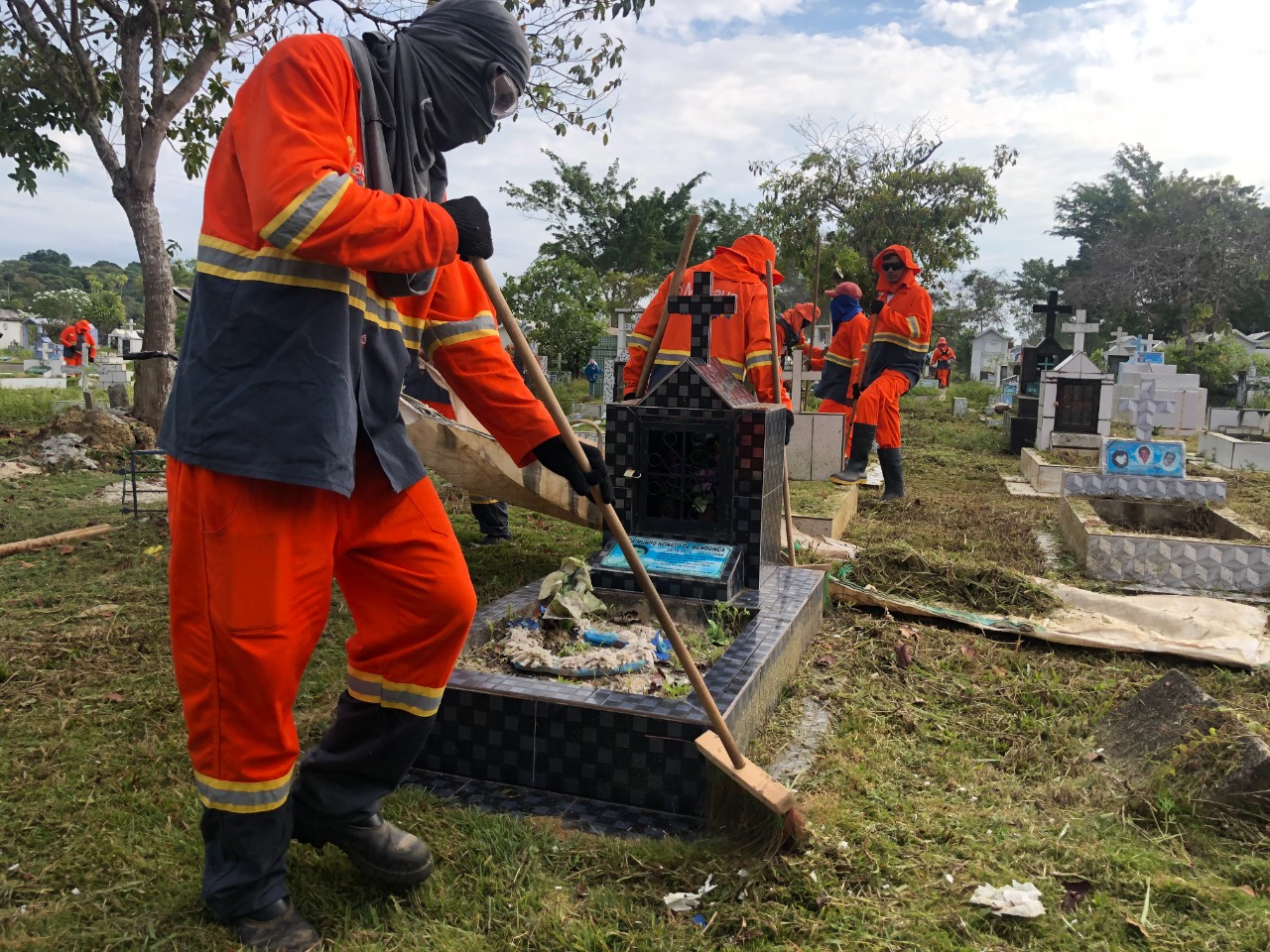 Prefeitura reforça limpeza nos cemitérios de Manaus para o Dia dos Pais