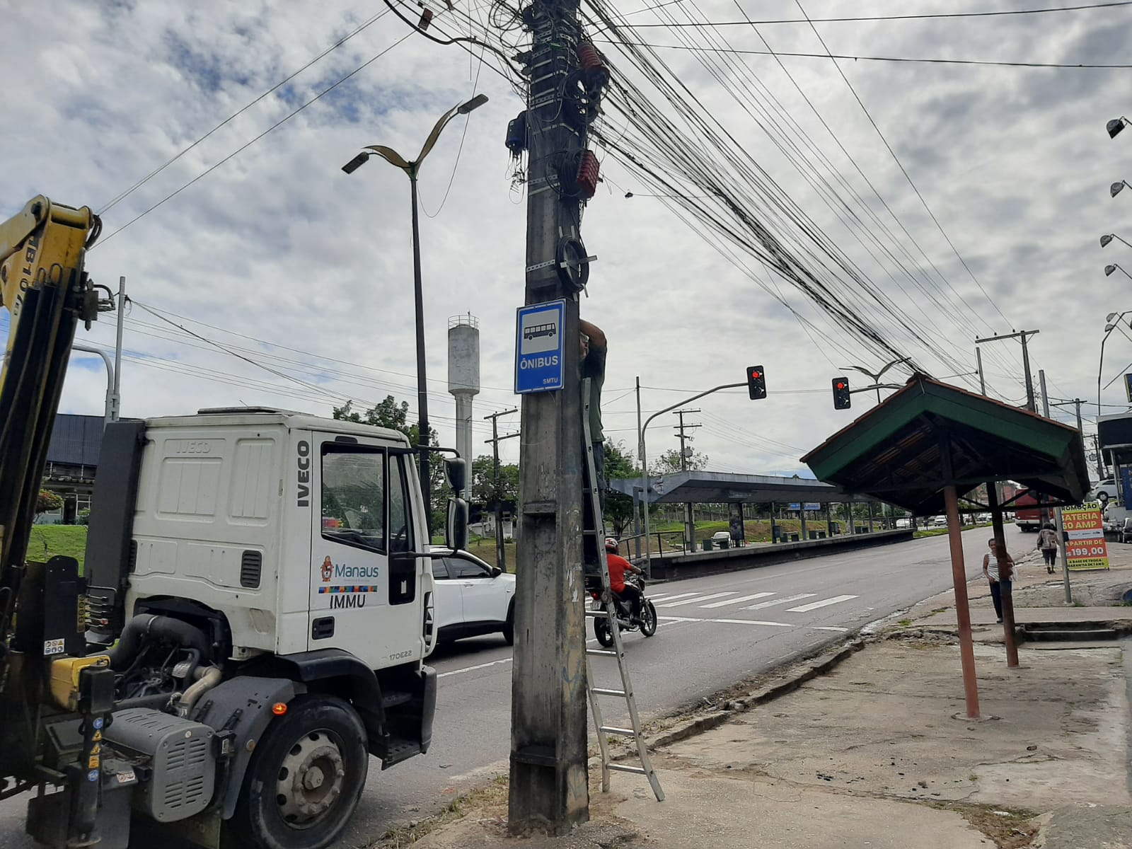 Avenidas da zona Norte ganham novas placas de paradas de ônibus