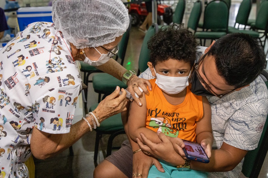 Pais comemoram liberação da vacina contra a Covid para crianças de 3 e 4 anos em Manaus