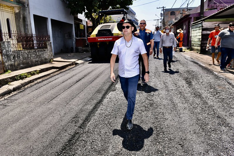 Prefeito David Almeida fiscaliza três frentes de obras de infraestrutura na capital