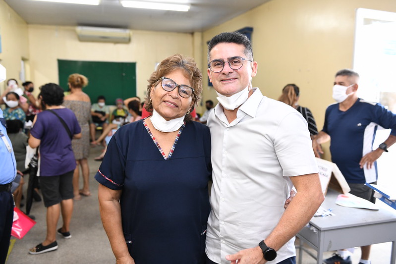 Prefeito David Almeida presta homenagem à servidora da Semsa antes da aposentadoria