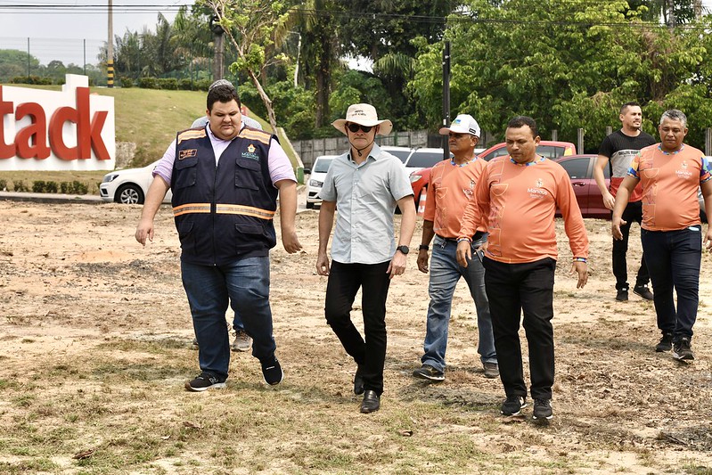 Prefeito David Almeida fiscaliza grande ação de limpeza na avenida das Torres