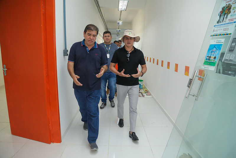 Prefeito David Almeida visita Cras e Creas que estão sendo reformados na zona Leste