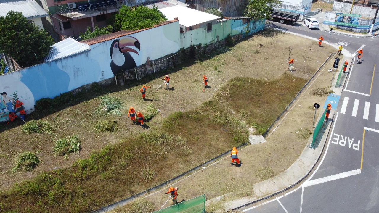 Prefeitura de Manaus realiza limpeza na orla do Bariri