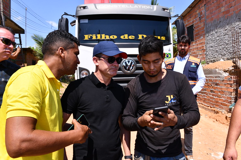 Prefeito David Almeida destaca avanços do programa ‘Asfalta Manaus’ na zona Leste durante fiscalização