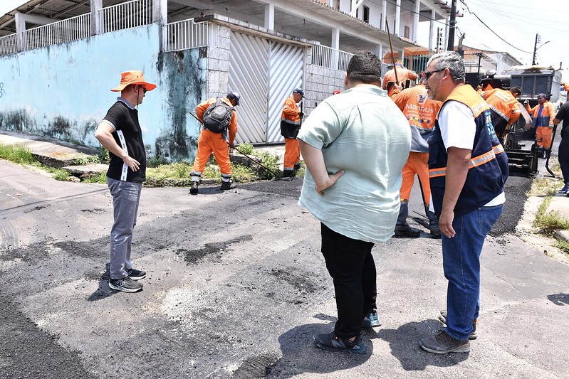 Prefeito David Almeida fiscaliza avanço do programa ‘Asfalta Manaus’ em diferentes zonas da cidade