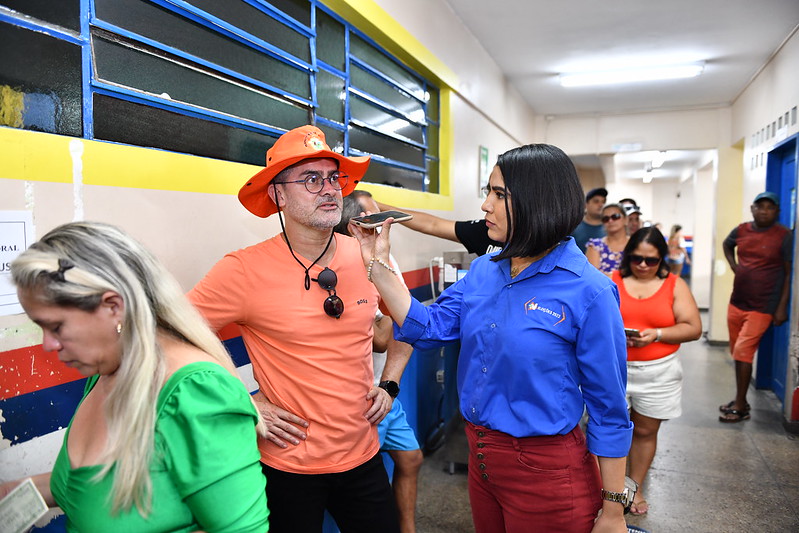 Prefeito David Almeida vota em escola na zona Sul e destaca normalidade nas eleições