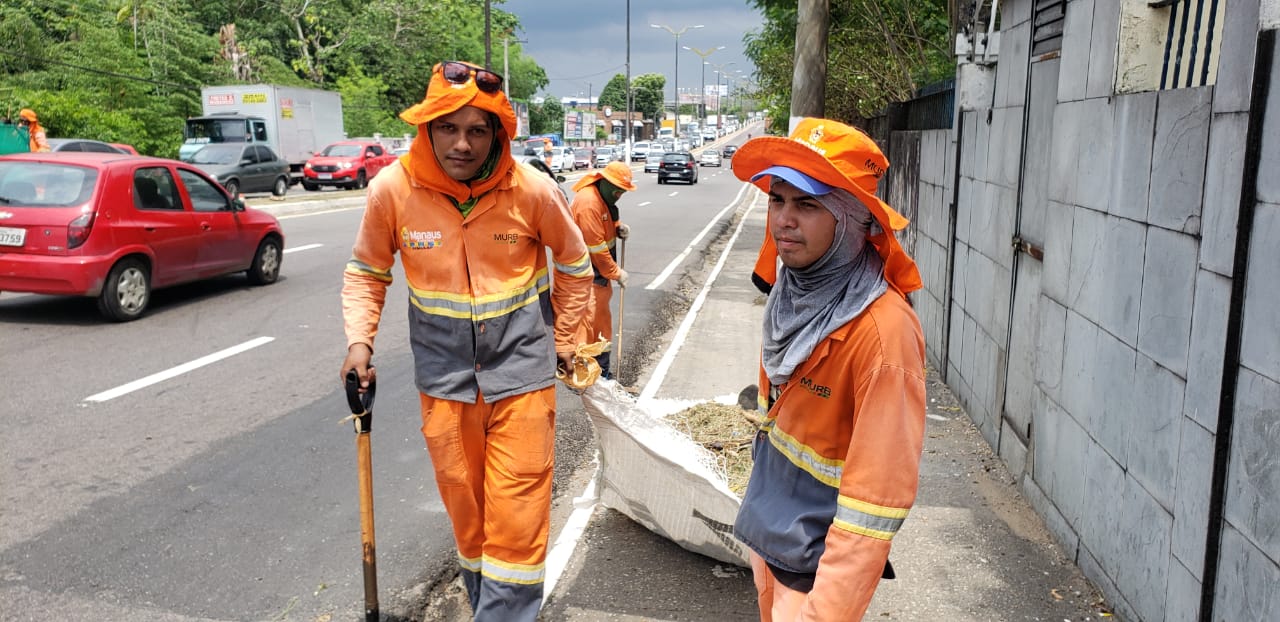 Prefeitura realiza ação de limpeza nas vias onde vai acontecer a Maratona de Manaus 2022