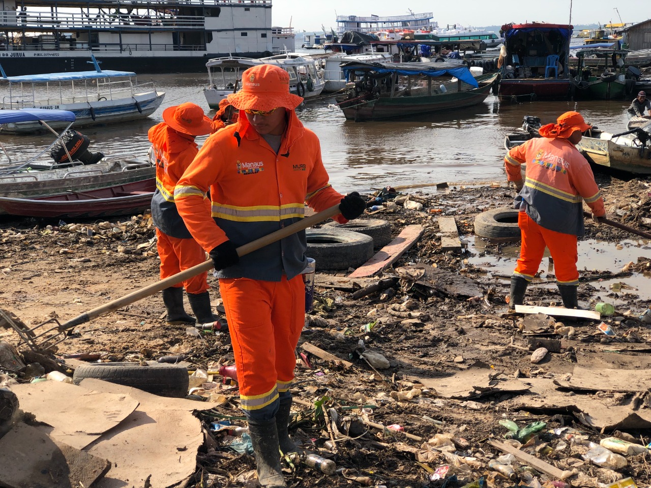 Prefeitura retira lixo acumulado na orla da Manaus Moderna neste sábado, 8/10