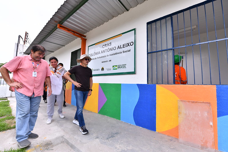 Prefeito David Almeida fiscaliza revitalização de Cras na zona Leste e anuncia entrega para final do ano