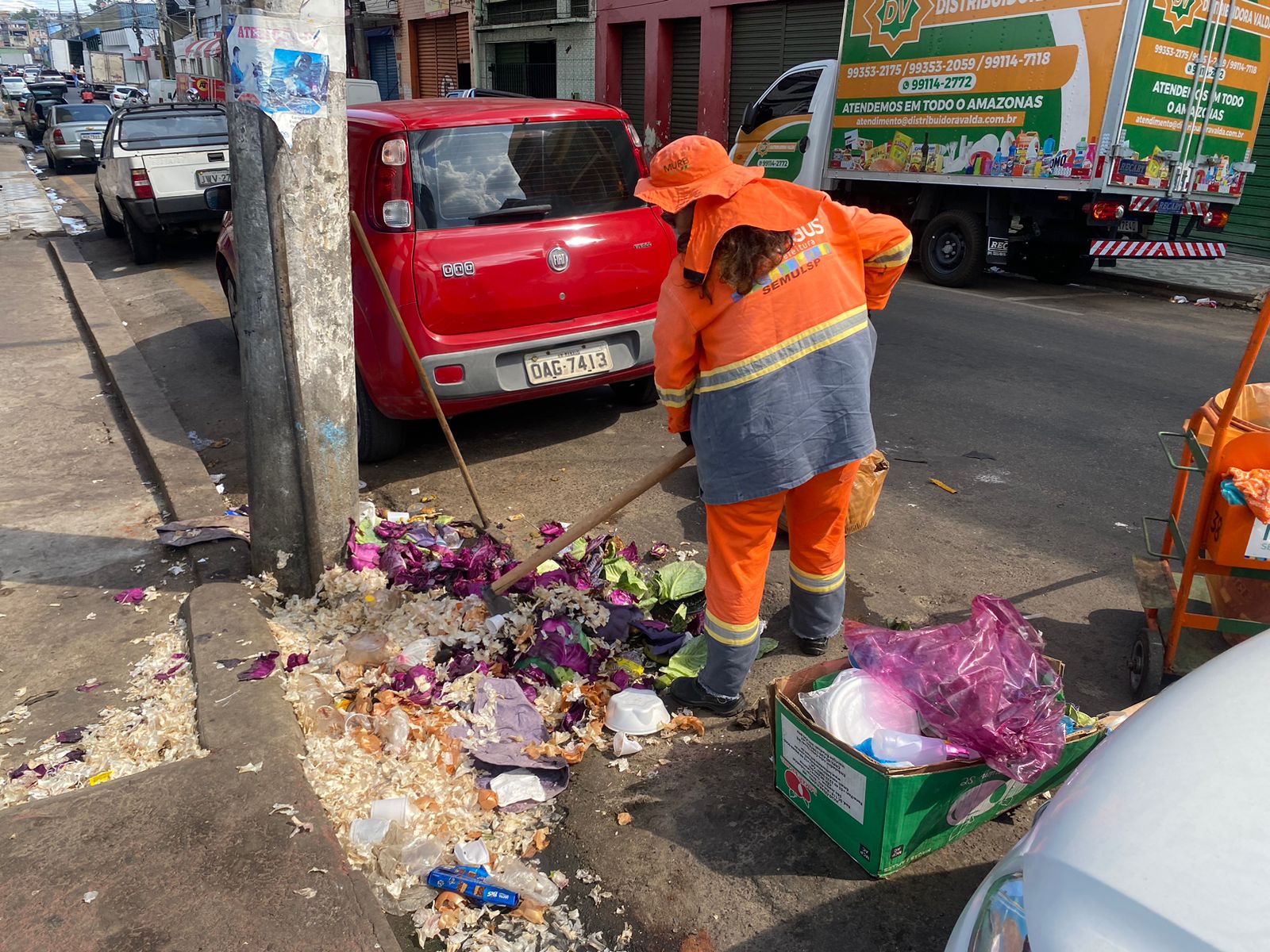 Prefeitura de Manaus realiza ação de limpeza na área central da capital