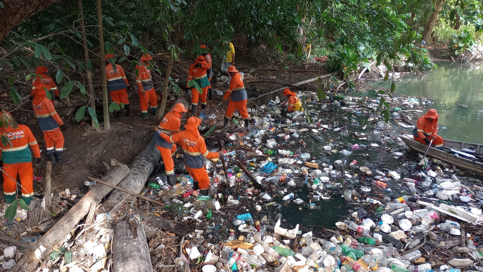 Prefeitura de Manaus realiza serviços de limpeza em igarapés da capital