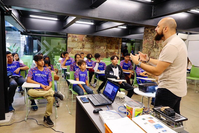 Prefeitura de Manaus avança em projeto de robótica e realiza palestra sobre inteligência artificial a alunos da rede municipal