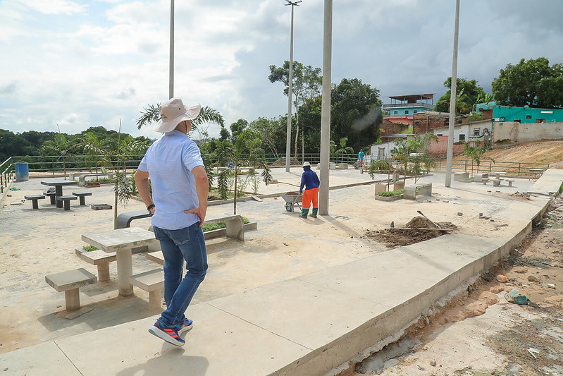 Prefeito David Almeida vistoria obra de contenção de erosão no bairro Cidade de Deus