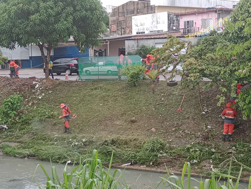 Igarapé da Cachoeirinha recebe ação de limpeza da Prefeitura