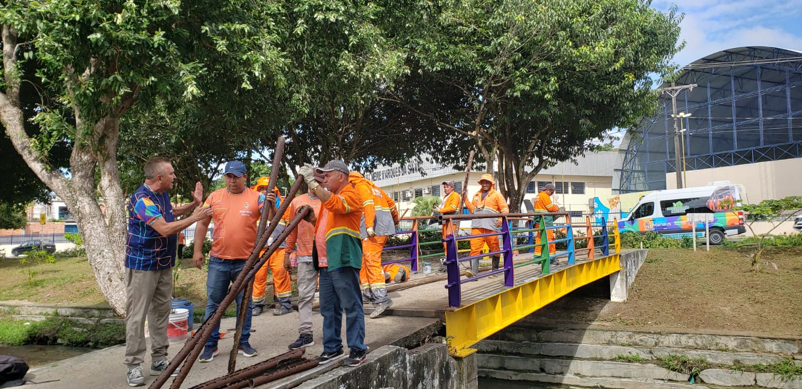 Prefeito David Almeida acompanha ação de limpeza no Igarapé do Passarinho