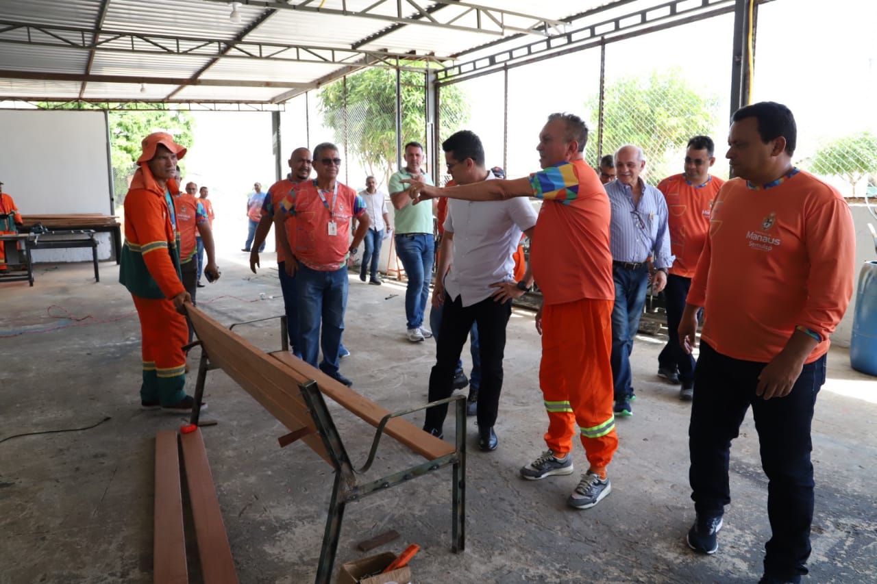 Prefeito David Almeida visita a Semulsp e conhece projeto desenvolvido para reutilizar materiais