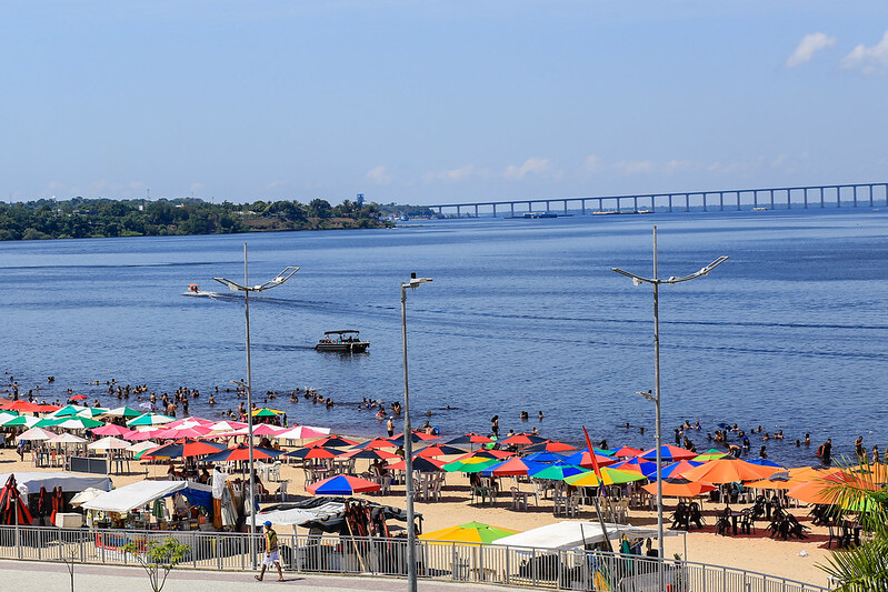 Prefeitura de Manaus alerta para distanciamento de embarcações na praia da Ponta Negra