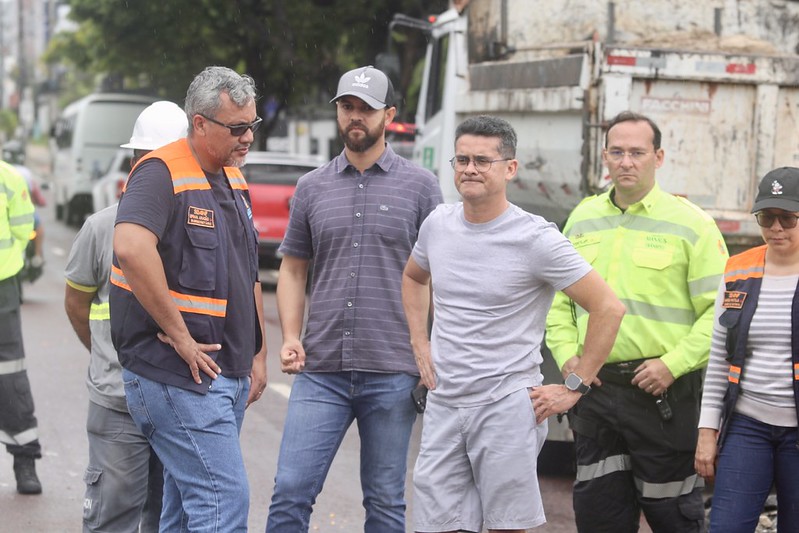 Prefeito David Almeida acompanha obra emergencial em trecho desnivelado na avenida Djalma Batista