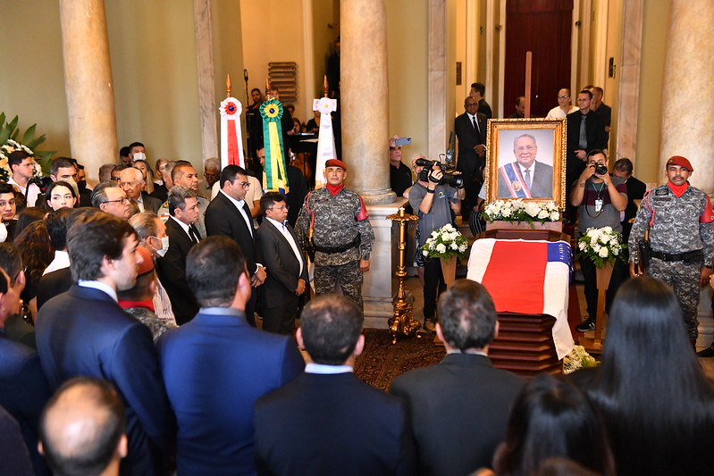 Prefeito David Almeida participa do velório do ex-governador Amazonino Mendes e destaca sua importância política para o Amazonas