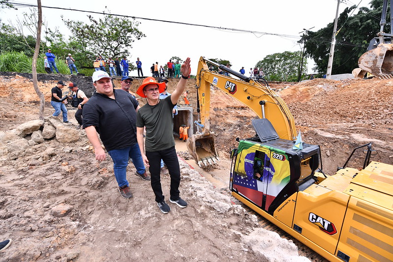 Prefeito David Almeida fiscaliza andamento das obras de drenagem na avenida Djalma Batista