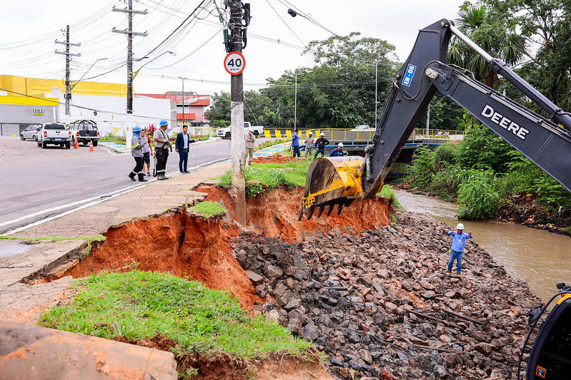 Prefeitura de Manaus inicia trabalho emergencial de contenção de trecho erodido na avenida Torquato Tapajós