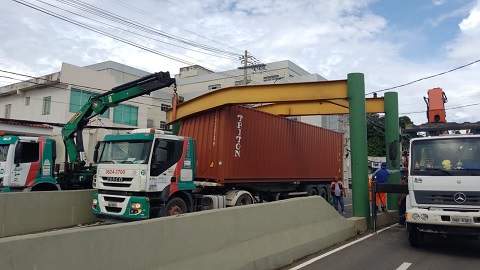 Prefeitura retira limitadores danificados por carreta no Complexo Viário Ministro Roberto Campos