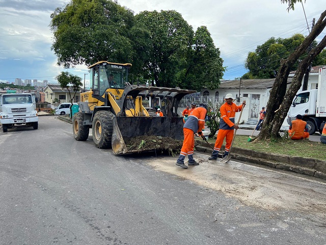 Prefeitura de Manaus realiza ação de limpeza no Dom Pedro