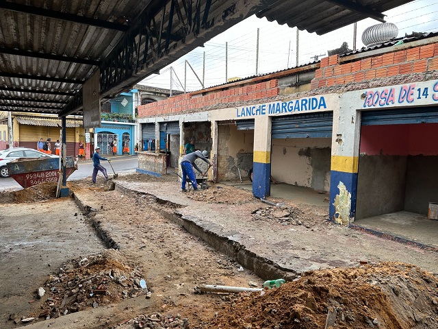 Prefeitura de Manaus aproveita fluxo menor de clientes e acelera obras na feira do São Francisco e no mercado Carneiro da Mota