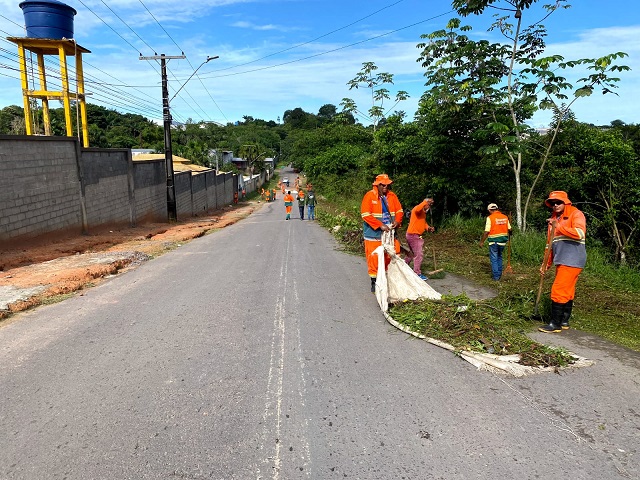 Prefeitura de Manaus realiza ação de limpeza na estrada da Vivenda Verde