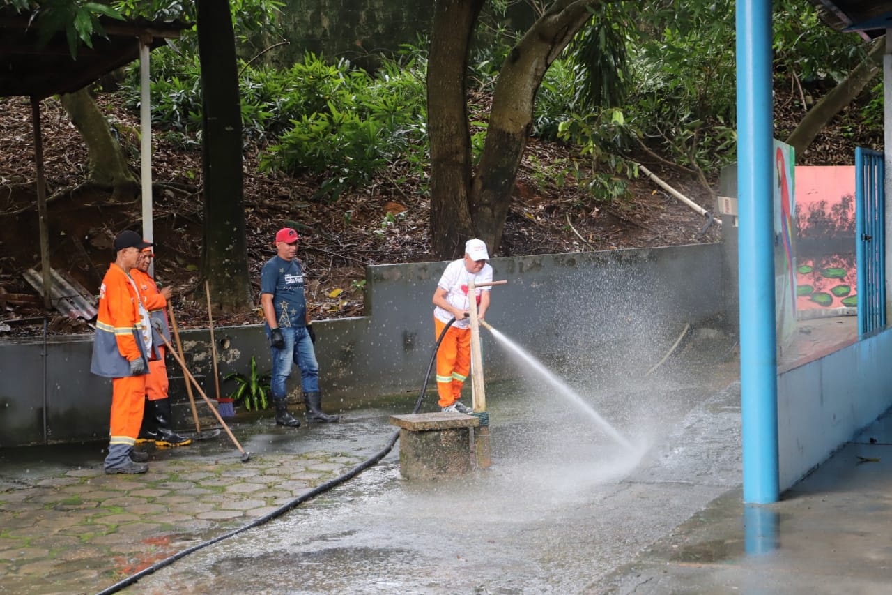 Prefeitura de Manaus realiza serviço de limpeza na Apae-AM