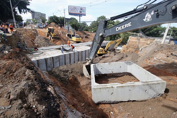 Em 72 horas de obra, Prefeitura de Manaus implanta segunda linha de tubulação na Djalma Batista