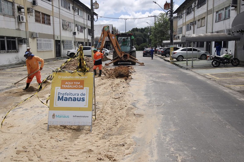 Prefeitura de Manaus realiza obra emergencial para recuperar rede de drenagem na avenida Constantino Nery