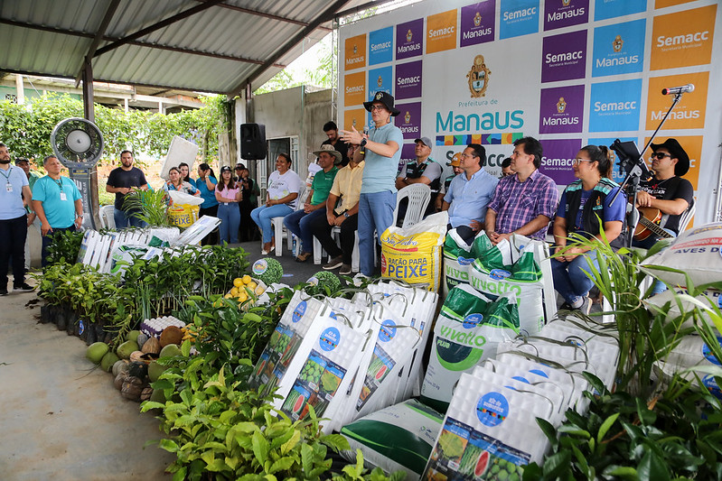 Prefeito entrega kits de insumos para 200 famílias de produtores rurais beneficiadas pelo programa ‘Manaus + Agro’