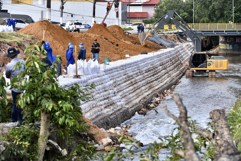 Prefeito vistoria obras de contenção de erosão na avenida Torquato Tapajós e reforça importância da conscientização ambiental