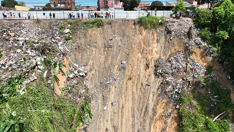 Prefeito vistoria obra de contenção em erosão no bairro Jorge Teixeira