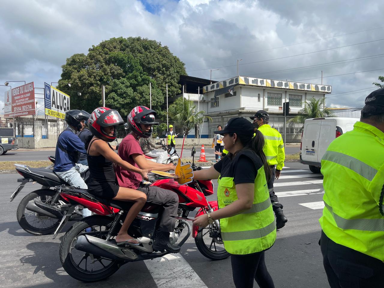 Prefeitura de Manaus lembra Dia Municipal de Combate a Acidentes de Trânsito com ação educativa na zona Leste