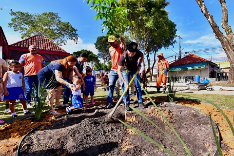 Prefeito participa de ação de arborização no bairro Dom Pedro