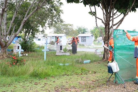 Prefeitura de Manaus intensifica serviços de limpeza em cemitérios da cidade