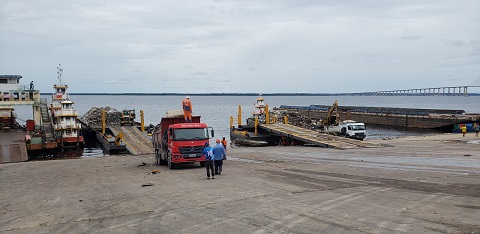 Prefeitura de Manaus realiza o transbordo de lixo no porto Trairi