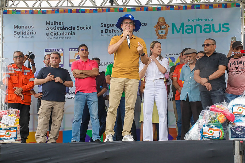 Prefeitura de Manaus entrega kits de assistência humanitária para famílias afetadas pela chuva