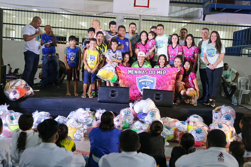 Prefeitura entrega kits esportivos a projetos sociais do Viver Melhor