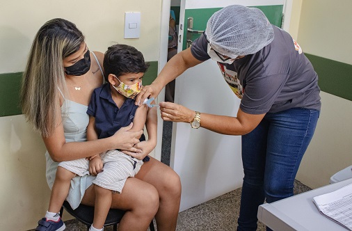 Imunização contra a Covid-19 pode ser atualizada em 74 unidades da prefeitura nesta semana