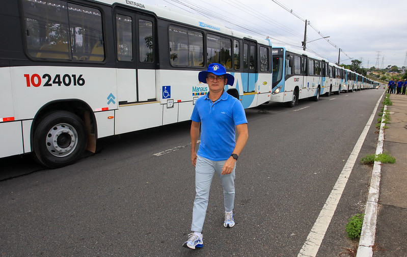 Prefeito entrega novos ônibus e frota renovada de veículos soma 272 em Manaus