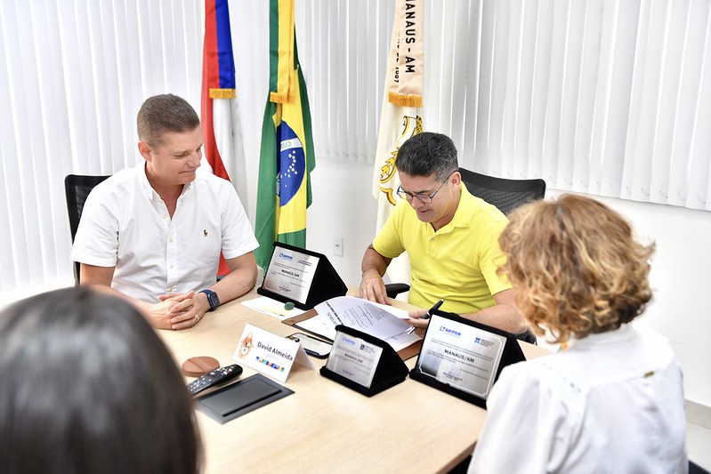 Prefeito assina PCCR dos servidores da Manaus Previdência